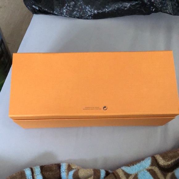 Empty Louis Vuitton perfume box holder magnetic lid closure - Picture 6 of 8